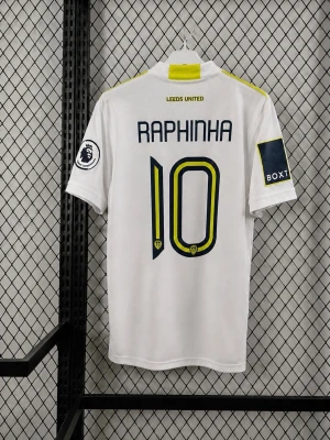 Leeds United matchtröja Raphinha 10 - Säljer en vit Leeds United matchtröja från Adidas med Raphinha och nummer 10 på ryggen. Tröjan har gula detaljer på axlarna, klubbmärke på bröstet och SBOTOP-logga framtill. Tillverkad i lätt och ventilerande material, perfekt för fotboll eller träning.
