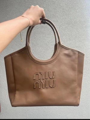 Miumiu väska  - Tote bag i äkta lammskinn av märket miumiu ,äkta se QR kod.Färgen cognac.Kom gärna med bra  bud då jag har ingen användning längre 