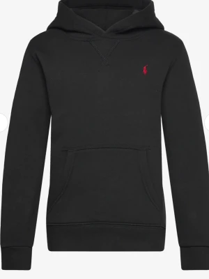 Ralph Lauren hoodie - Svart Ralph lauren hoodie med huva och känguruficka framtill. röd Ralph Lauren broderad logga på bröstet. Klassisk passform och ribbade muddar vid ärmslut och nederkant. Perfekt för en avslappnad och stilren look. Storlek 18-20 barnstorlek vilket motsvarar i storlek S i herrstorlek.