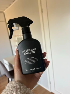 LUSH Let The Good Times Roll Body Spray - Kroppsspray från LUSH Let The Good Times Roll. Använd några få gånger men det mesta är kvar skulle säga 3/4 kvar🤍