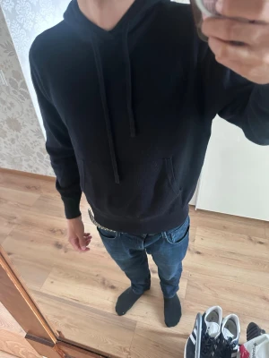 Marinblå stickad hoodie - En väldigt snygg stickad hoodie från Zara. Storlek M men sitter som en S skulle jag säga 