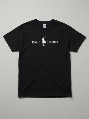 Svart Ralph Lauren t-shirt - Klassisk svart t-shirt från Ralph Lauren med vit logga och ikonisk polospelare tryckt på bröstet. T-shirten har rund halsringning och korta ärmar. Tillverkad i mjuk bomull för en skön känsla.