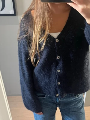Mörkblå fluffig kofta med knappar - Säljer denna jättesnygga mörkblåa koftan🌜den är i strl xs och fint skick! Säljer pga att den inte kommer till användning längre