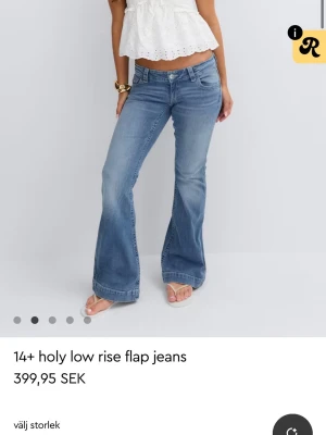 Blå low rise bootcut jeans - Säljer ett par ljusblå bootcut jeans med låg midja. Jeansen har en klassisk femficksmodell och är tillverkade i denim med lätt tvättad look. Super sköna jeans som endast är använda en gång 🌸