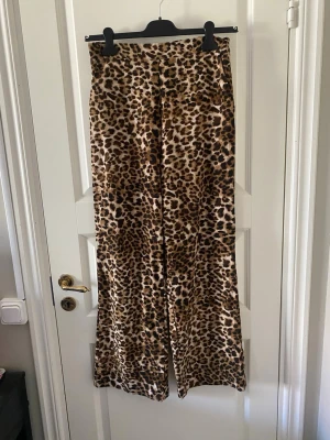 Leopardmönstrade leggings - Säljer ett par snygga leopardmönstrade byxor med fickor.