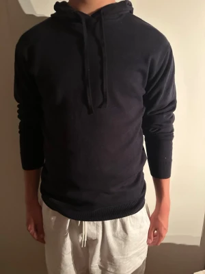 Ryvls hoodie - En mörk blå ryvls hoodie