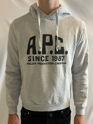 A.P.C Hoodie  - Tja! Säljer nu denna feta A.P.C hoodien i grå. Hoodien är i storlek S.                                                 Ny pris: 3500kr.                                                    Säljs för: 999kr.                                                                 Tveka inte på att höra av er vid frågor eller funderingar! 