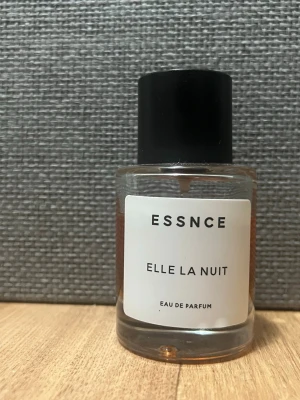 Essnce - Elle la nuit 50 ml - Se bild för hur mycket som är kvar :).             original pris: 360kr