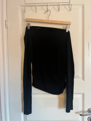 Svart långärmad topp  - En svart långärmad topp i storlek XS. Toppen har en tight passform. Materialet känns mjukt och stretchigt. Kommit till användning 2 gånger, väldigt bra skick