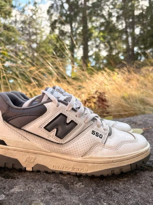 New Balance 550 - Sparsamt använda sneakers som är perfekta inför skolstarten! Fraktas omgående och säljes pga att de är för små för mig 