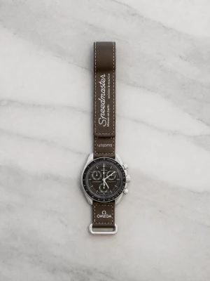 Omega Moonswatch - En MoonSwatch ”Earth Sahara” edition. Knappt använd, med en liten skada på framsidan. Kom gärna vid funderingar!🤗