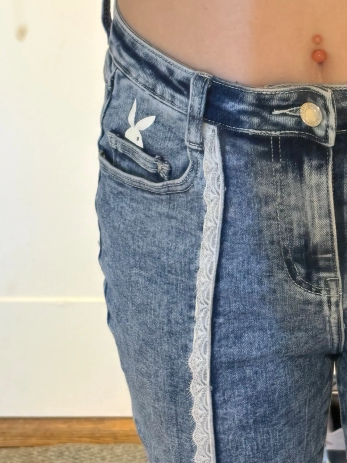Blå utsvängda jeans med spetsdetalj - 1