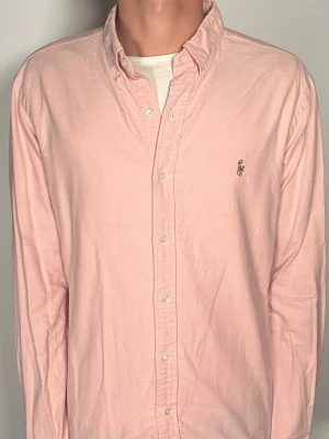 Ralph Lauren skjorta - 👕 Plagg: Skjorta                                                               📏 Storlek: M                                                               🏷️ Märke/Modell: Ralph Lauren slim Fit                                   ✨ Skick: Fint skick                                                        💬 Vid frågor är det bara att skriva!                                                                                          🛍️ Gramenti
