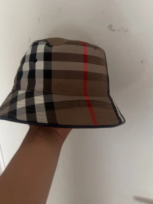 Burberry bucket hat  - Jätte fin model på denna sitter bra och är skön på en varm sommar dag☀️ (PRISET PÅ DENNA KAN DISKUTERAS)