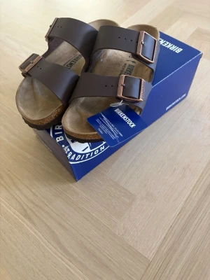 Birkenstock - Säljer dessa jättefina birkenstock som aldrig är använda och har kvar prislappen, de är i storlek 38 och original boxen kommer även med!