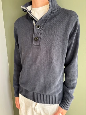 Tommy Hilfiger tröja - En marinblå Tommy Hilfiger tröja med krage och knappar!                                                         Nypris - 2000kr Storlek - M                                  Mått - A: 38 B: 43 C: 47 D: 60 (cm)                    Priser går att diskuteras vid snabb affär, skickas samma dag eller dagen efter!🚚💸 