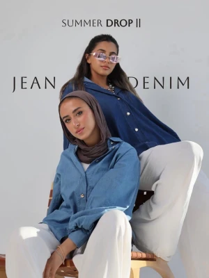 Oversized jeansskjorta i blå denim (mörk blå/ljus blå) - Säljer en oversized jeansskjorta i blå denim med klassisk krage och knappar framtill. Skjortan har långa ärmar och en avslappnad passform som ger en cool och trendig look. Perfekt att styla med vita byxor för en fräsch sommaroutfit. (Egen företag, finns i Sverige och egypten) 