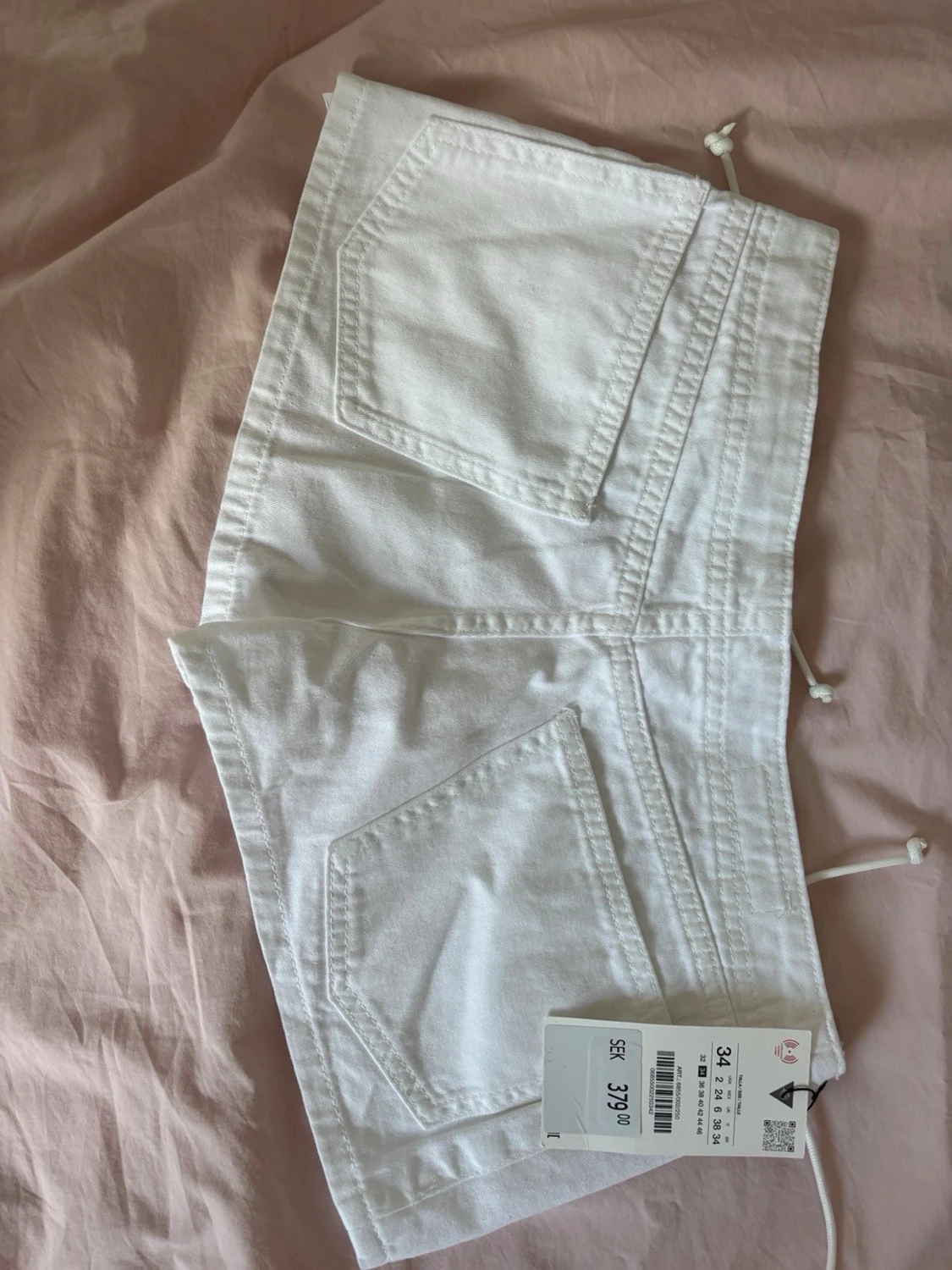 Vita shorts med snörning i sidan - 3