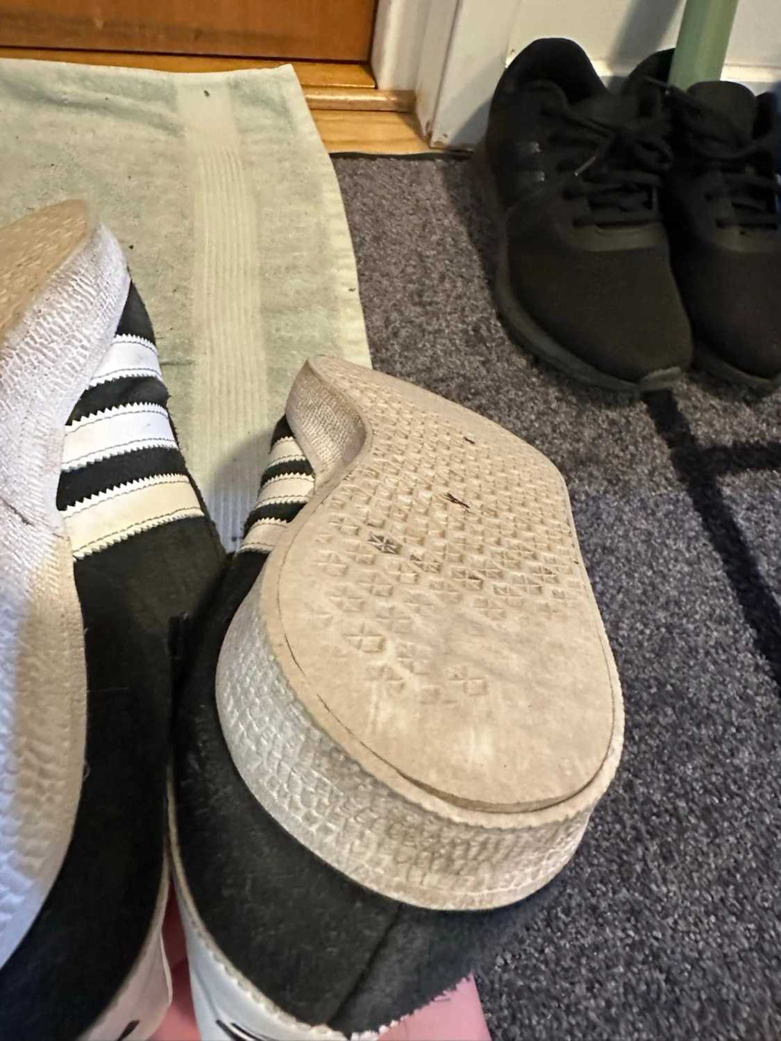 Svarta Adidas sneakers med vita detaljer - 3