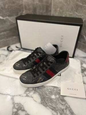 Gucci ace tiger - Gucci ace tiger sneakers. Skorna är i ny skick och uk6 vilket passar en eu 40. Skorna kommer med allt på bilden samt med äkthetsgaranti 
