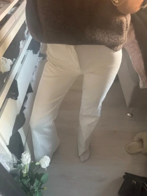 Vita byxor från Zara - Säljer ett par kostymbyxor flare och hög midja från Zara. Byxorna är knappt använda. 💞