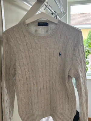 Ralph lauren stickad tröja - Snygg grå stickad ralph lauren tröja som är perfekt för hösten och det lite kallare vädret