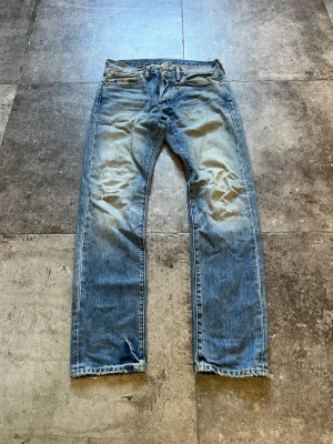 Vintage Slim Fit Ralph Lauren Jeans - tja! säljer nu mina rl jeans med sjukt feta fades👏 de sitter slim/straight🥹 strlk 31 o i riktigt bra skick🫡 tveka inte på att skriva ifall ni har fler frågor😉
