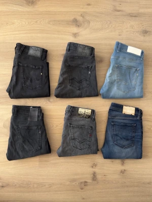 Replay jeans - Har 5 feta Replay jeans och ett par Jack and Jones till salu, de e från storlek w29-31 och L30-L32. Priset är inte 123kr utan skriv för pris och frågor🤩 