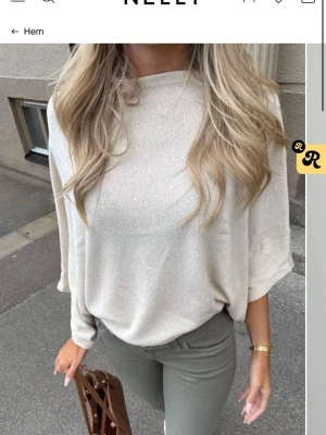 Beige poncho tröja från Nelly  - Helt slutsåld från Nellys hemsida, sällan använd och inga defekter. Köptes för 349kr från deras hemsida.