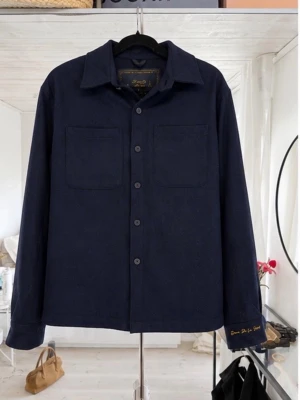 Donce de la sense Overshirt  - Blå overshirt i storlek S, passar mig som är 180 och väger 76kg. Använd en gång, nyskick! 100% ull