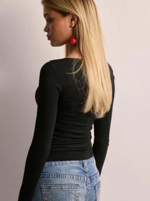 Nelly ”romance shape Ls top” - Super trendig och söt tröja från Nelly i ett mjukt material med fin detalj på u-ringningen. Använd endast ett få tal gånger 