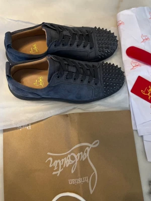 Christian Louboutin sneakers med nitar - Säljer Christian Louboutin sneakers med nitar