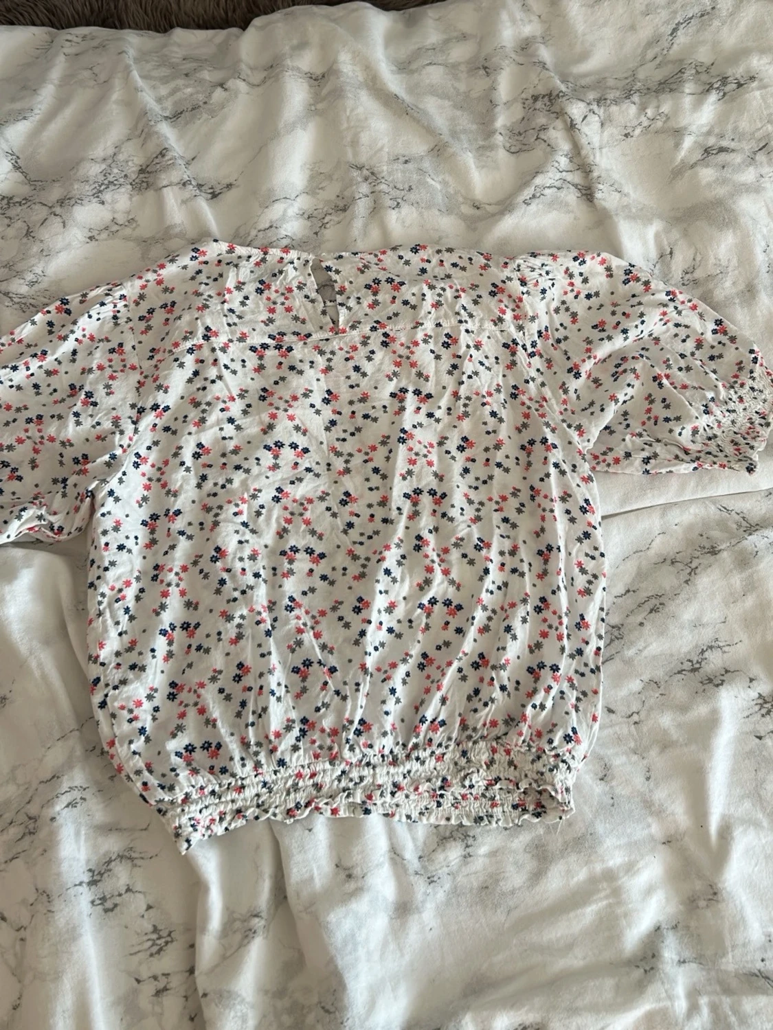Vit blommig blus med puffärm - 1