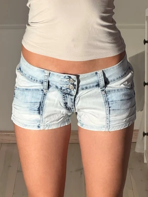 Low jeansshorts  - jätte snygga och unika lågmidjade jeansshorts i storlek S! Midjemått: 36cm. Grenlängd: 17cm. 