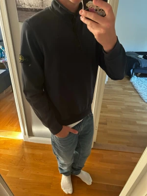 Mörkblå Stone Island half zip - Tja jag säljer en ass fet Stone Island tröja. Det är en Stone Island junior och är storlek 170cm men den är som en S. Jag är 180 70kg och den passar perfekt. Den har inga defekter och kommer med påse och extra knappar.  Mått : Längd 68cm Bredd 48cm