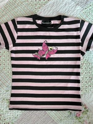 Y2K baby tee - Har ett mindre märke som syns på sida 3. Skriv gärna vid frågor! 💛