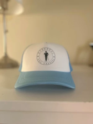 Babyblue vongreven keps - En Babyblue keps av ”vongrevencloset.se”. Säljer denna helt ny eftersom jag har 2 stycken.