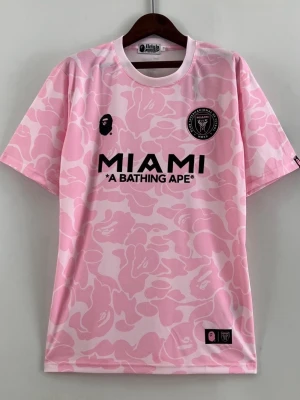 Rosa Miami fotbollströja BAPE - Snygg rosa fotbollströja från A Bathing Ape i samarbete med Inter Miami.