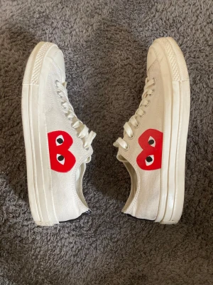Vita låga sneakers från Comme Des Garçons - Säljer ett par vita sneakers från Comme Des Garçons i storleken 42! Skorna har används några fåtal gånger. Jag säljer skorna för endast 999kr! Om du har några funderingar så är det bara att skriva! priset kan diskuteras.
