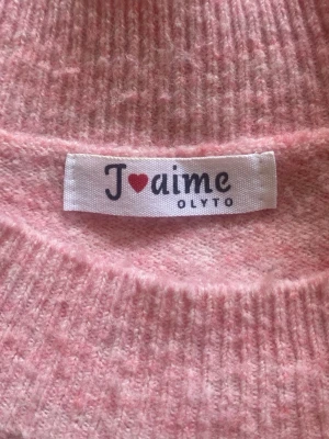 Missäy -  ljusrosa stickad t-shirt från missäy J’aime OLYTO🩷Skriv vid frågor om pris och bilder! Finns även i blå! Köpt för 300kr