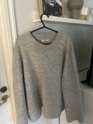 Ljusgrå stickad tröja - Fin grå stickad från Gina tricot i storlek M💕💕