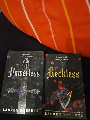 Två böcker  - Powerless och backless  skriven av Lauren Roberts! HELT NY! Aldrig lästa eller använda💞 Pris kan diskuteras, är du endast intresserad av en bok så kontakta mig. Nypris för 1 bok är cirka 300 kr och jag säljer  2 böcker för priset av 1. 