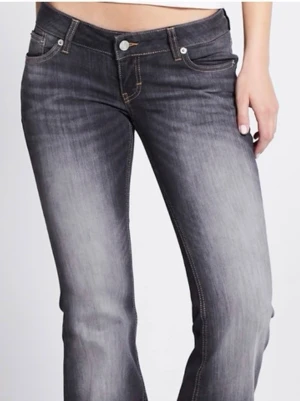 Bootcut jeans - Snygga svarta bootcut jeans med ljusa slitningar i modell blaze från lager 157. Jeansen har utsvängda ben och kontrastsömmar som ger en cool look. Köpta för 400kr och är i storlek L/short, men dom passar mig som ändå är ganska lång och brukar ha storlek s/m i jeans. Aldrig använt.