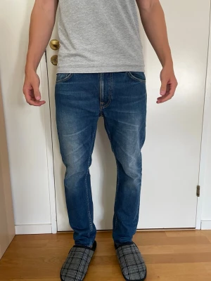 Nudie Lean Dean - Snygga blå jeans med rak passform ifrån Nudie modell Lean Dean. Köpta i våras och är väldigt sparsamt använda därför i toppskick. Storlek 31/30. Säljs för 350kr, hör av er vid frågor!