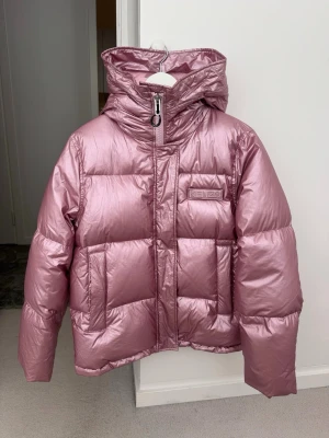 Rosa pufferjacka från Kenzo - Snygg pufferjacka från Kenzo, sparsamt använd i storlek M!