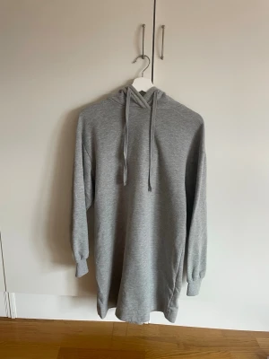 Hoodieklänning från Zara - En hoodieklänning från Zara. Storlek S. Pris kan diskuteras