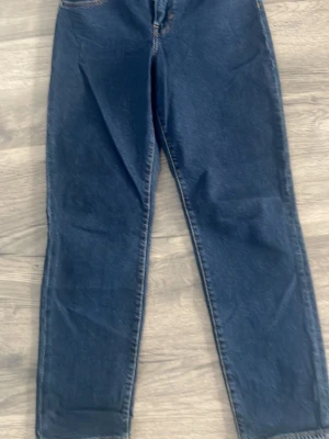 Mörkblå raka jeans - Säljer ett par mörkblå jeans med rak passform och klassisk femficksdesign. Jeansen har normal midja och är tillverkade i denim med en snygg tvätt. Perfekta för en avslappnad och stilren look. 38 storlek och längd 32 de är standard längd 