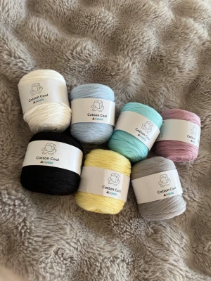 T-shirt garn - Säljer 6 helt nya nystan Hobbii Cotton Cool i fina pastell- och neutrala färger (se bild).  Cotton Cool är ett mjukt och lätt bandgarn i 100 % bomull. Den platta, ihåliga strukturen ger en vacker maskbild samtidigt som projekten blir lätta och bekväma. Perfekt till både stickning och virkning!  Vikt: 100g/styck  🧵 Rekommenderade verktyg:  * Stickor: 5 mm * Virknål: 6 mm  ✔️ 100 % bomull ✔️ Maskintvättbart ✔️ Oanvänt  