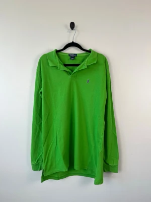 Vintage Polo Ralph Lauren Piké L 16/18 Grön Långärmad Oversized 100% BomullVintage Polo Ralph Lauren Piké L 16/18 Grön Långärmad Oversized 100% Bomull - • Storlek: L • Färg: Limegrön • Passform: Regular Fit • Krage: Klassisk pikékrage • Material: 100% bomull  Skick: Plagget är i väldigt fint skick. Eventuella anmärkningar anges alltid tydligt i beskrivningen och visas på bilderna.  Nypris: Cirka 1 200 kr.  📦 Skickas snabbt och packas omsorgsfullt. 💬 Hör gärna av dig om du har frågor eller vill se fler bilder. 🤝 Samfrakt erbjuds vid köp av flera plagg – kika gärna in mina andra annonser!• Storlek: L • Färg: Limegrön • Passform: Regular Fit • Krag
