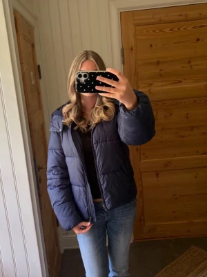 Nelly Mörkblå vinterjacka  - Snygg mörkblå vinterjacka från nelly i storlek S, den har bara använts en vinter och har inga defekter och är väldigt skön! köpt för 799kr 